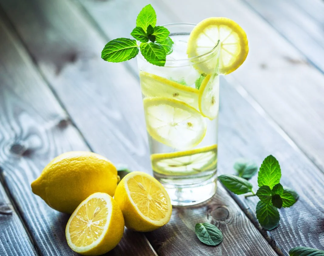 Вода с лимоном. Помогает ли она похудеть?